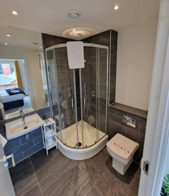 Modern Apartment, Sleeps 6, Belfast City Centre Buitenkant foto