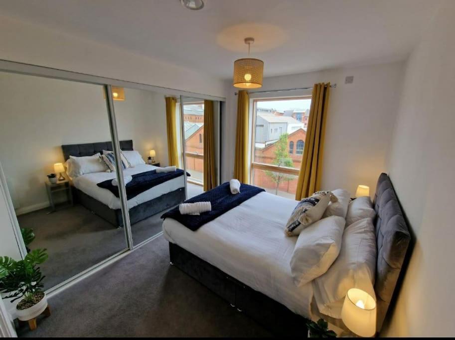 Modern Apartment, Sleeps 6, Belfast City Centre Buitenkant foto