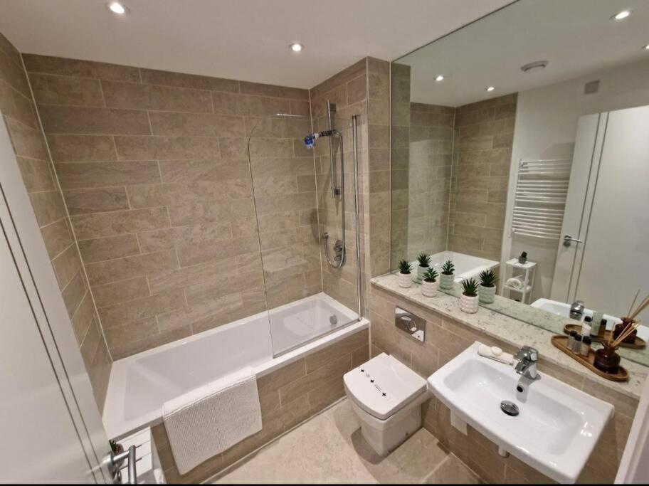 Modern Apartment, Sleeps 6, Belfast City Centre Buitenkant foto