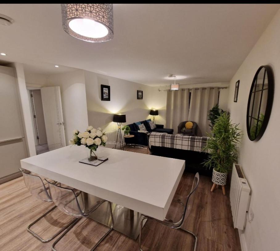 Modern Apartment, Sleeps 6, Belfast City Centre Buitenkant foto