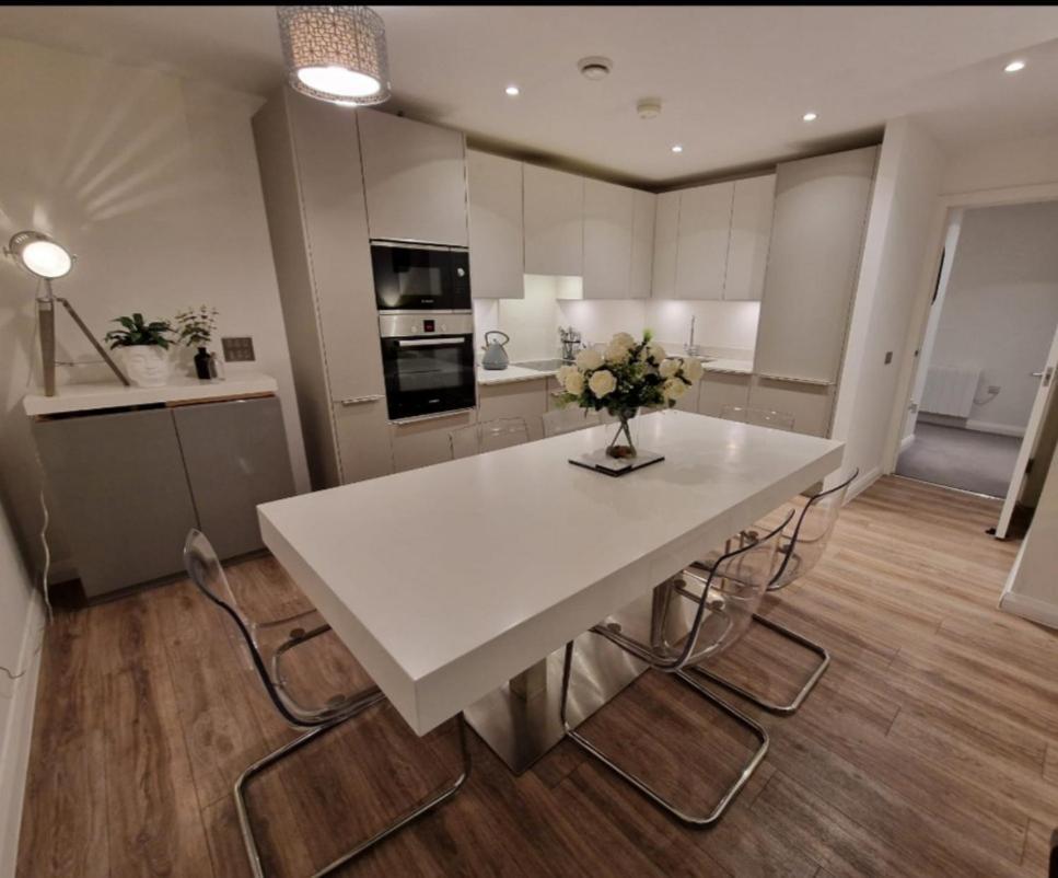 Modern Apartment, Sleeps 6, Belfast City Centre Buitenkant foto